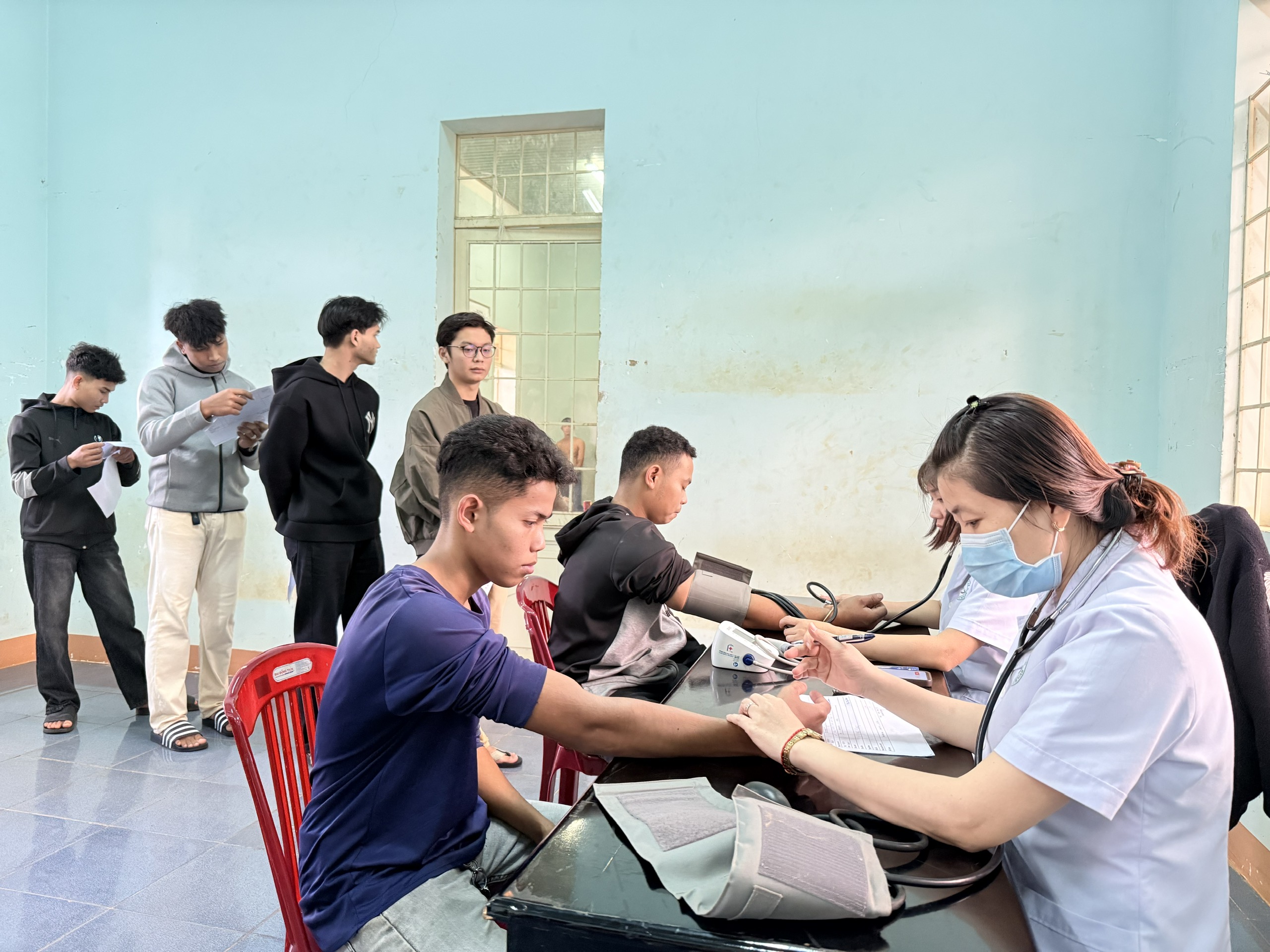 Thanh niên xã Quảng Phú tham gia khám sức khỏe NVQS năm 2026